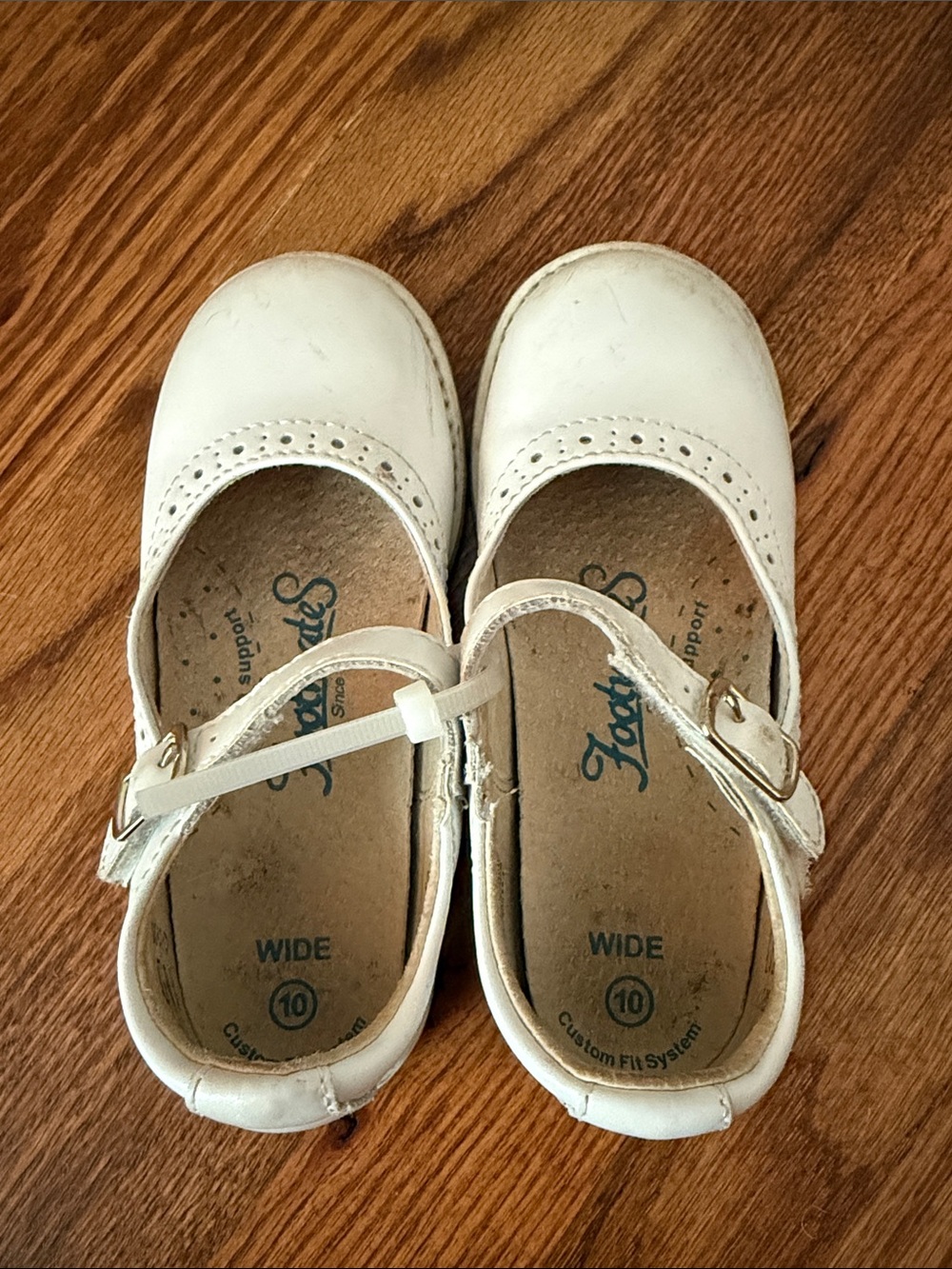 FootMates White Girls Mary Jane Dress Shoes with Buckle